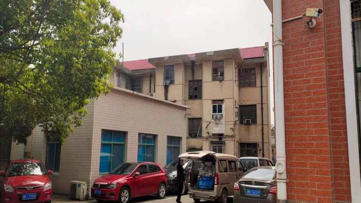 新开铺小学宿舍室内图1