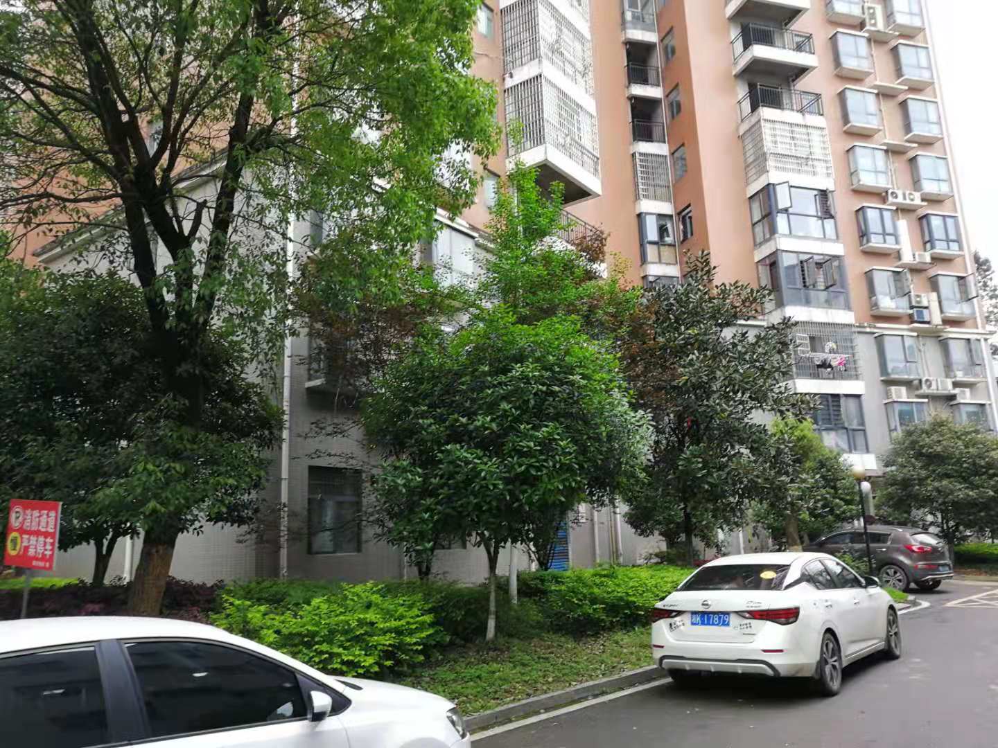 兴质苑住宅小区  4室2厅2卫   90.00万