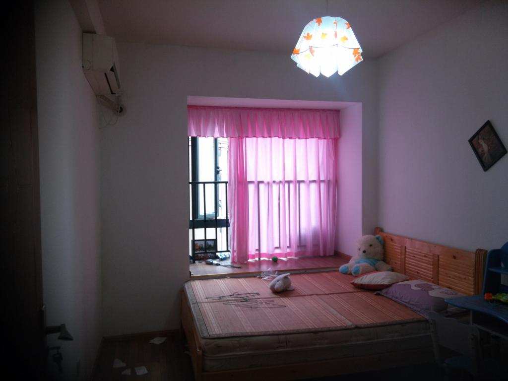 中海锦城一期  3室2厅2卫    2600.0元/月客厅