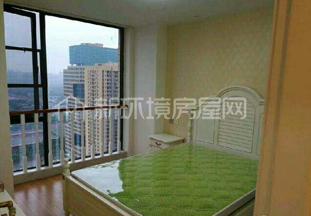 保利百合花园  5室2厅3卫    400.0万客厅