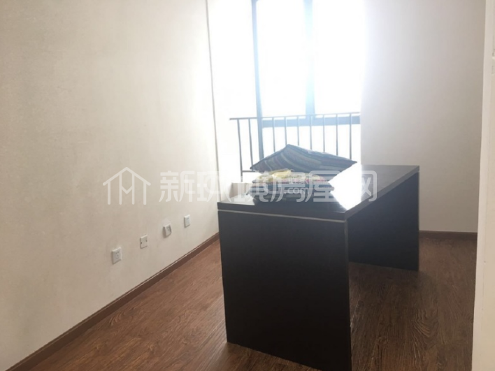 建发金沙里  4室2厅2卫   450.00万客厅