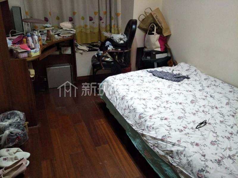 光华馨地  3室2厅2卫   155.00万客厅