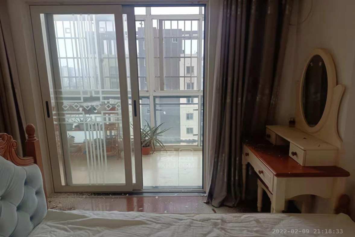 荷塘星城  3室2厅1卫   1900.00元/月室内图1