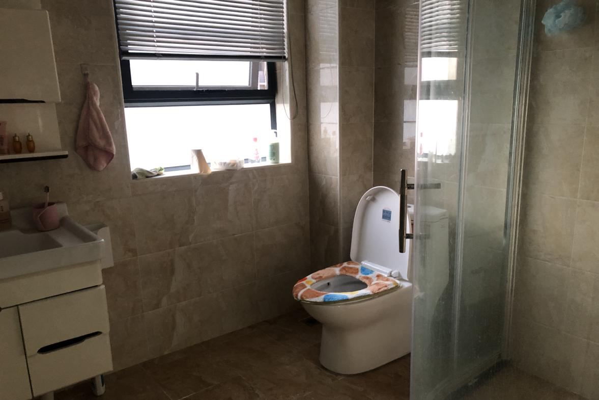 大同沁园  3室2厅2卫    95.0万客厅