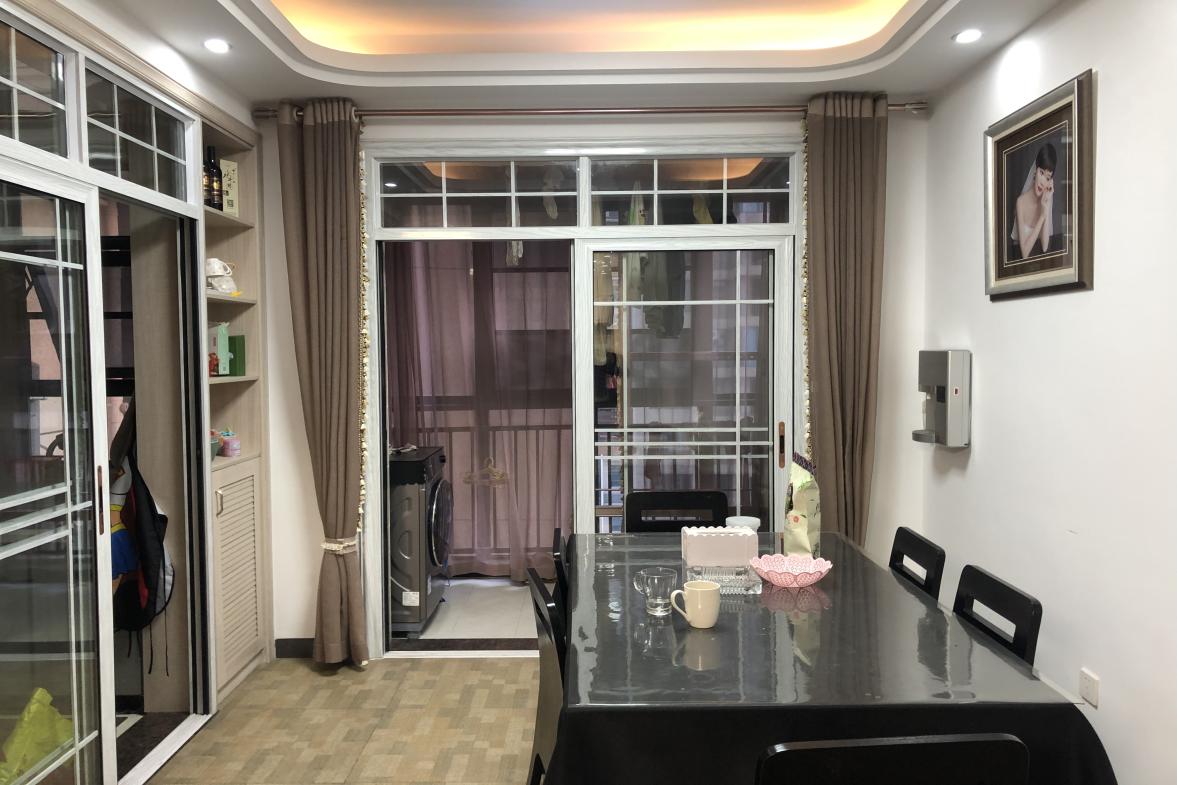 大同沁园  3室2厅2卫    95.0万客厅