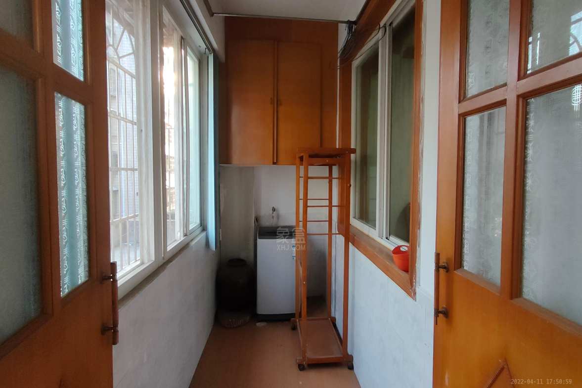 市二中单位房 3室2厅2卫 1400.0元/月 市二中单位房 3室2厅2卫 1400.0元/月室内图