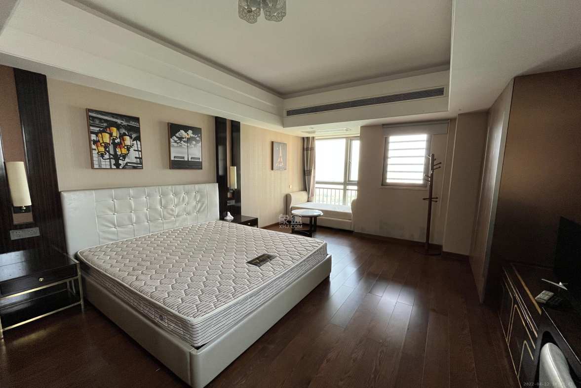 华远国际公寓  1室1厅1卫    4500.0元/月客厅