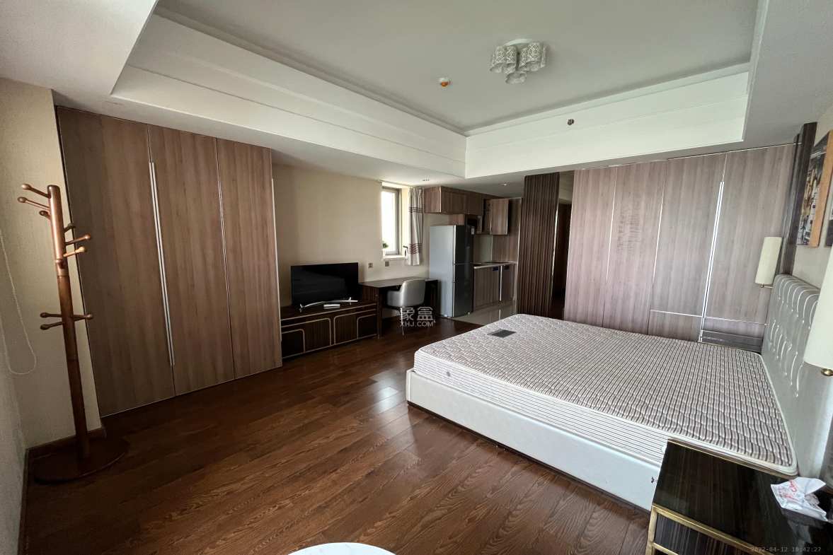 华远国际公寓  1室1厅1卫    4500.0元/月客厅