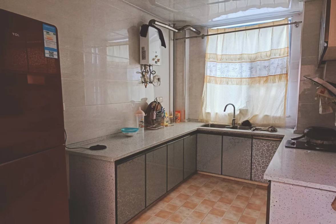 水域中央  3室2厅2卫    120.0万 水域中央  3室2厅2卫    120.0万客厅