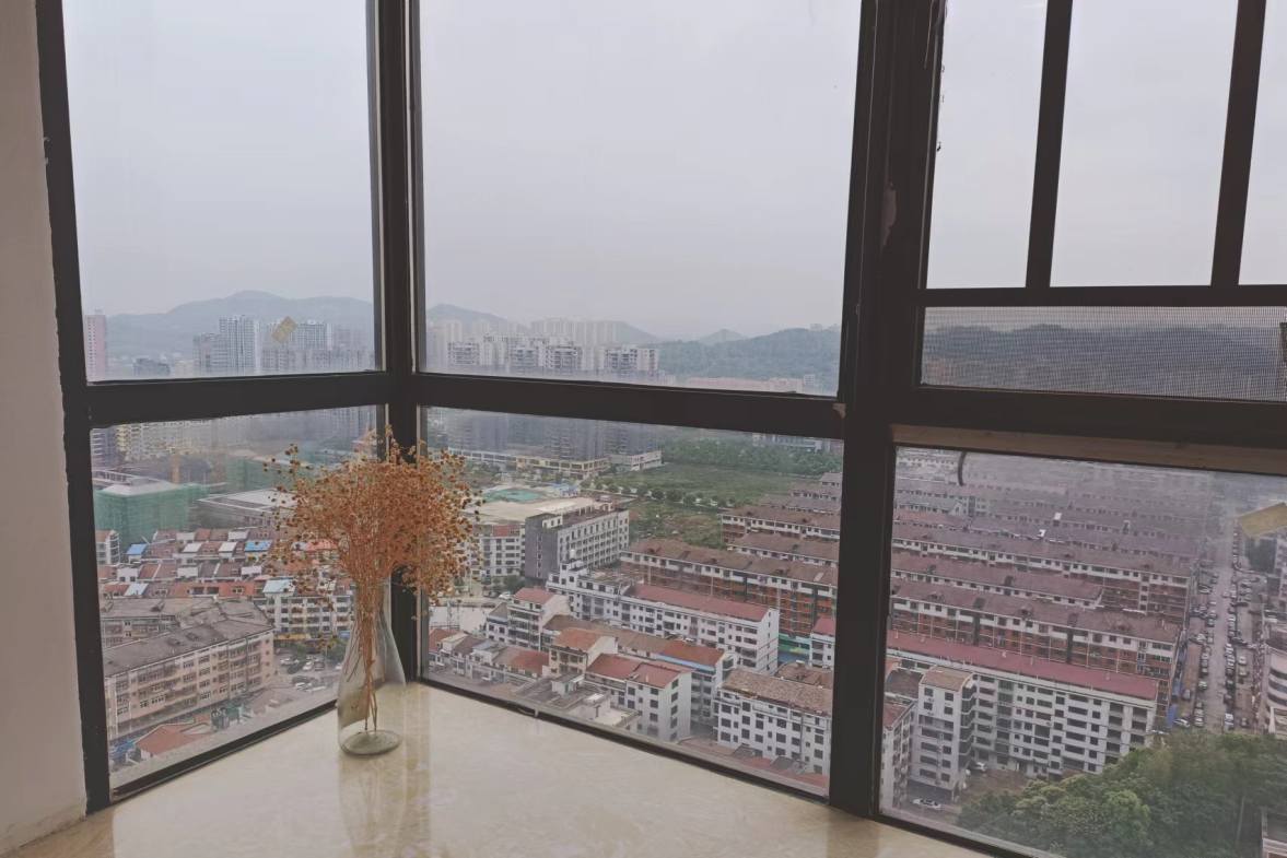 水域中央  3室2厅2卫    120.0万 水域中央  3室2厅2卫    120.0万客厅