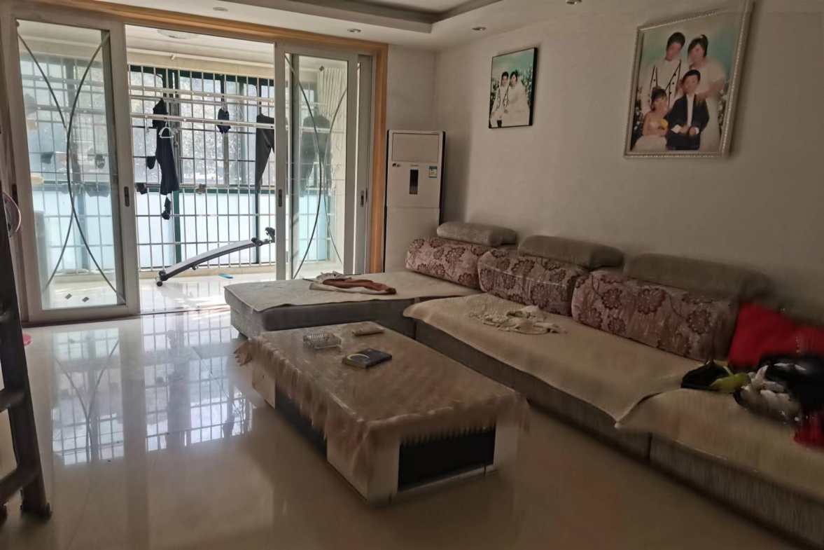 香槟花苑  3室2厅2卫   1600.00元/月室内图1