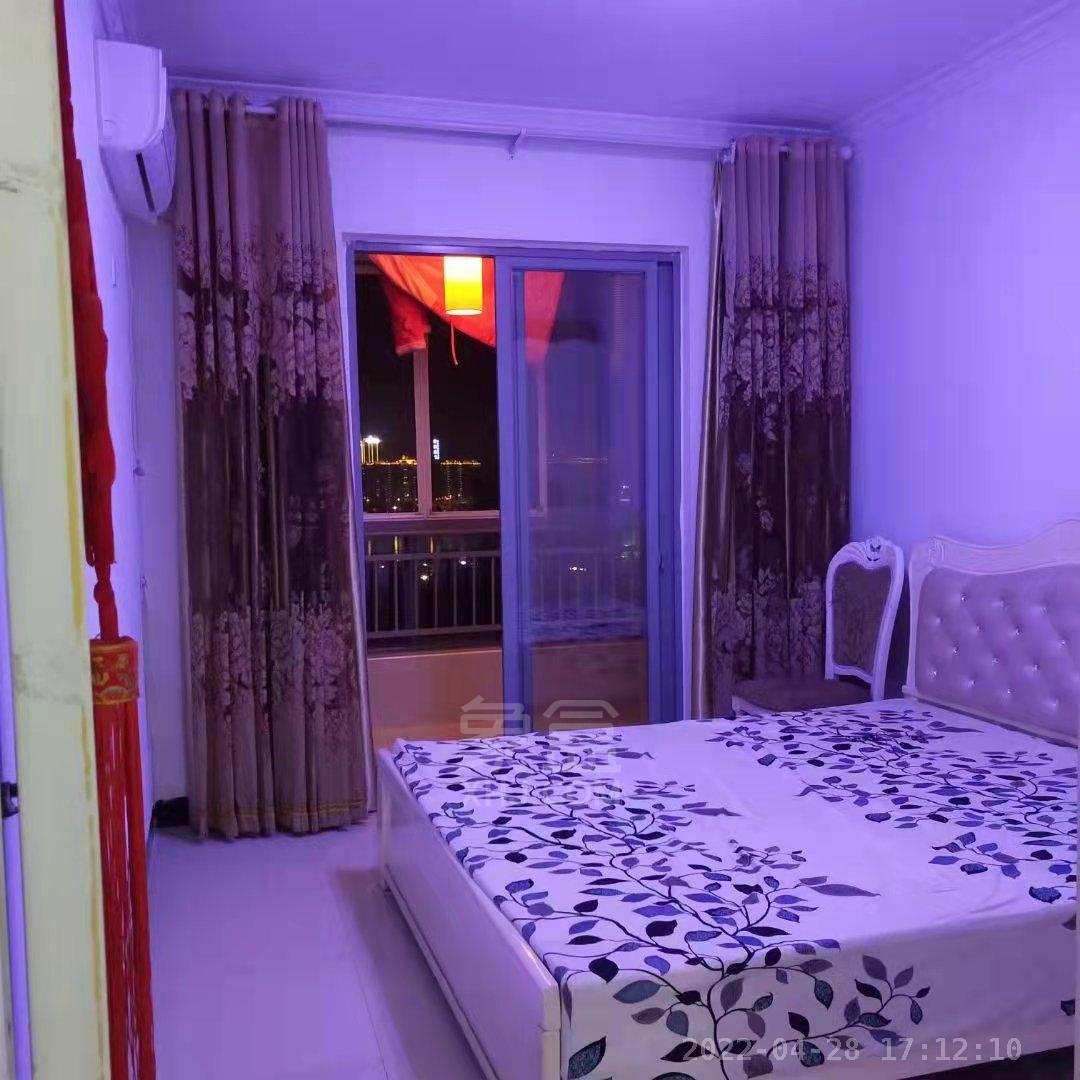 文化园三期  3室2厅1卫    2400.0元/月室内图