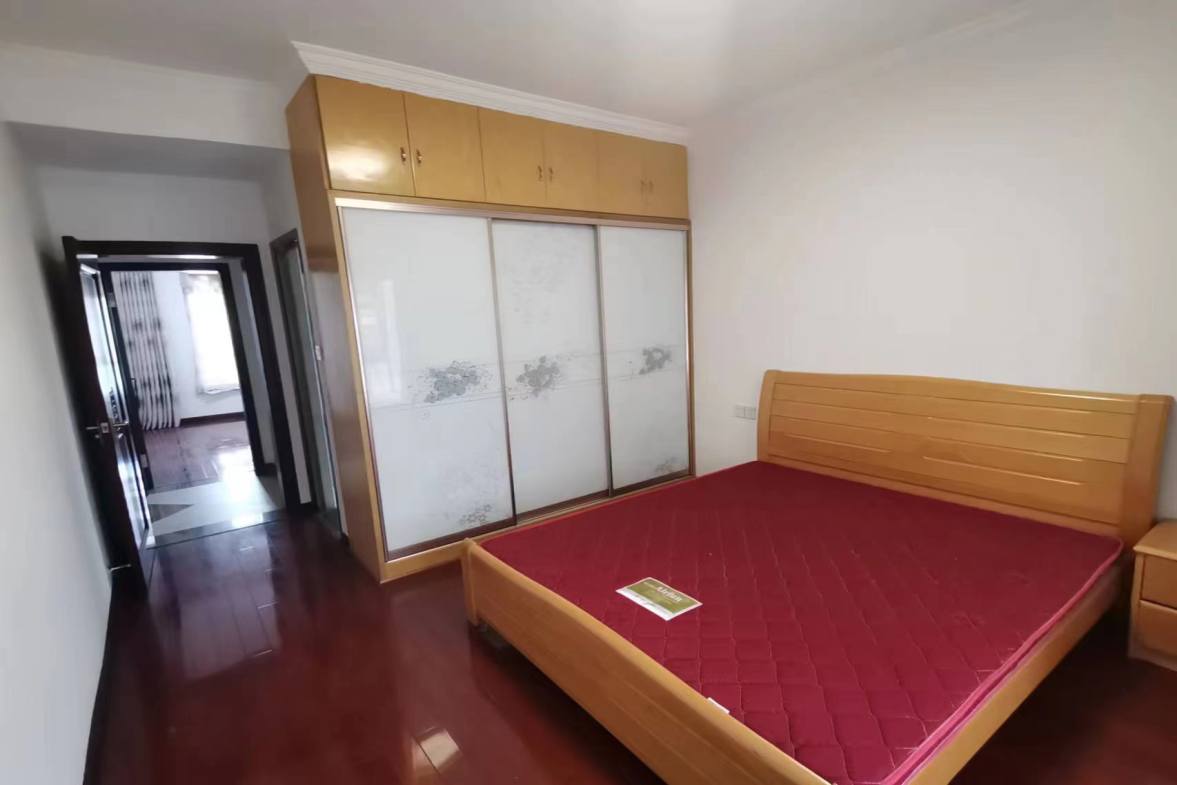 崇和中苑  4室2厅2卫    185.0万客厅