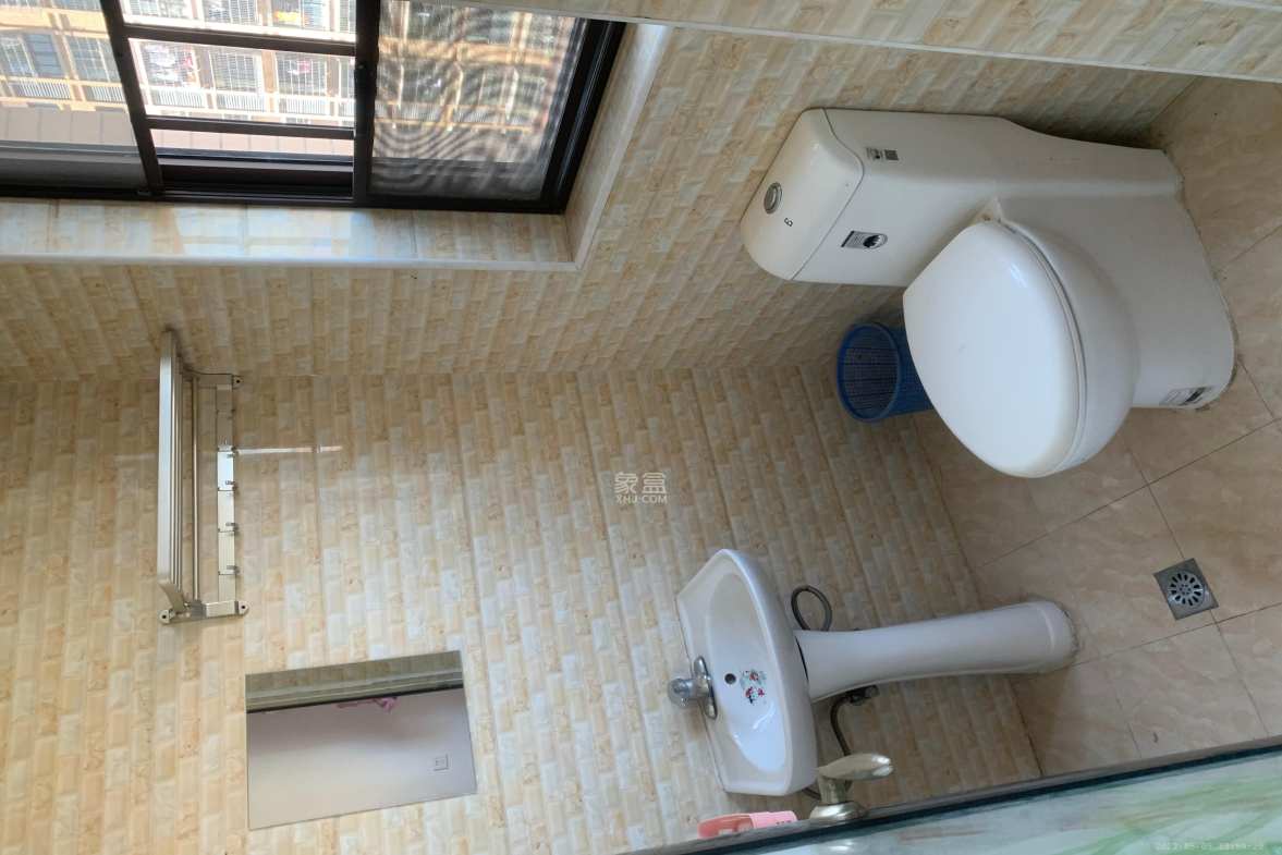 盛地春天里  3室1厅2卫    2300.0元/月室内图