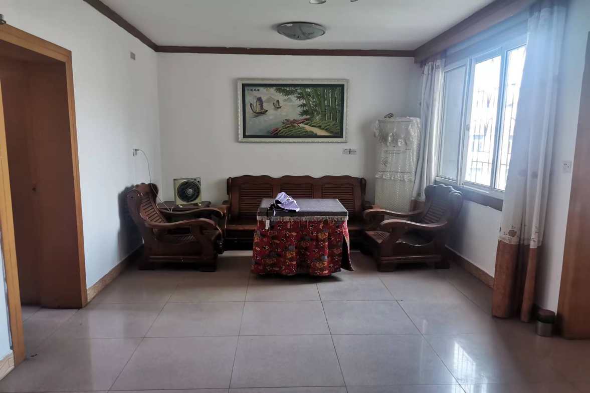 奶牛山小区  2室2厅1卫    35.8万 奶牛山小区  2室2厅1卫    35.8万室内图