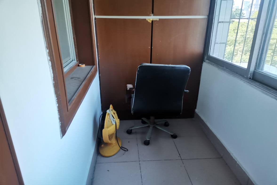 区商业局家属楼（清泉）  4室2厅2卫    65.8万客厅