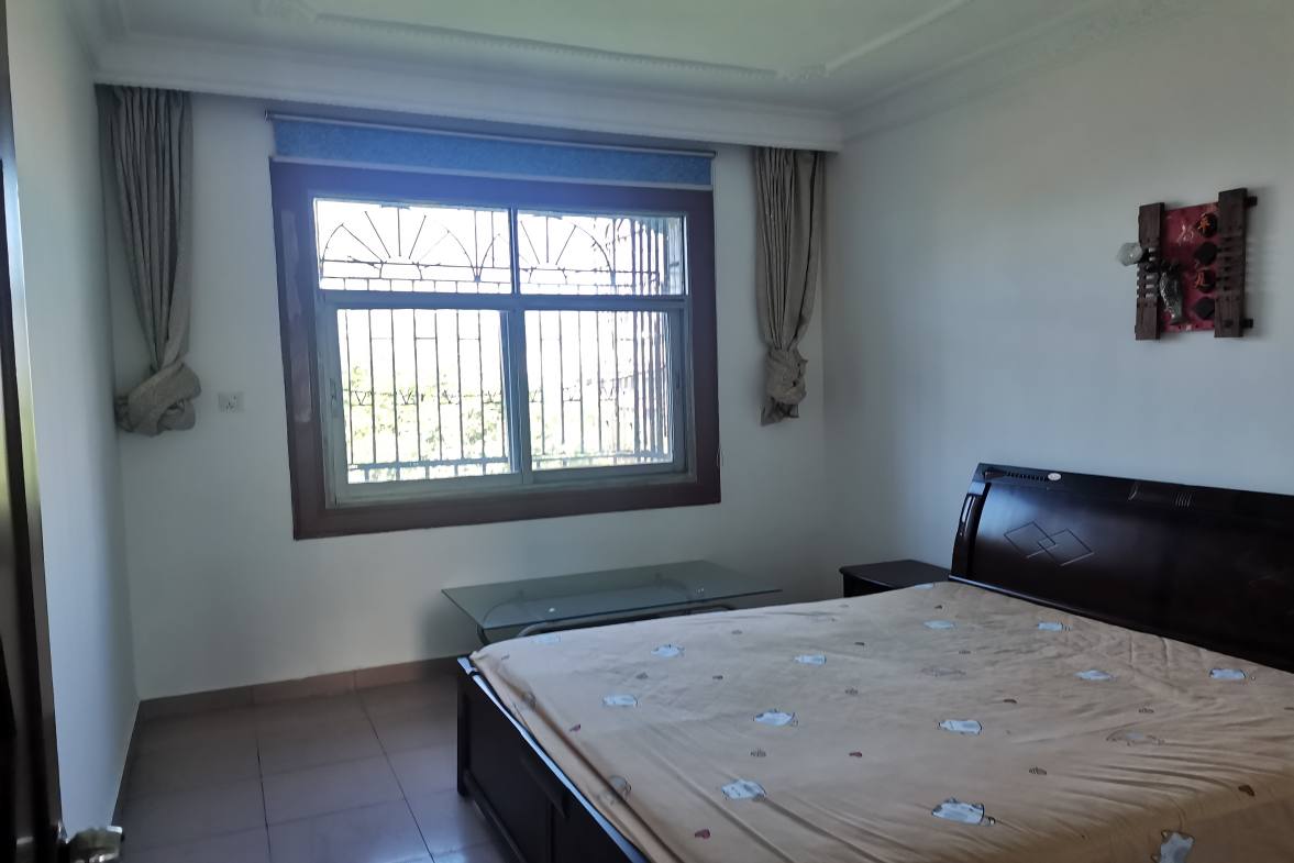 区商业局家属楼（清泉）  4室2厅2卫    65.8万客厅