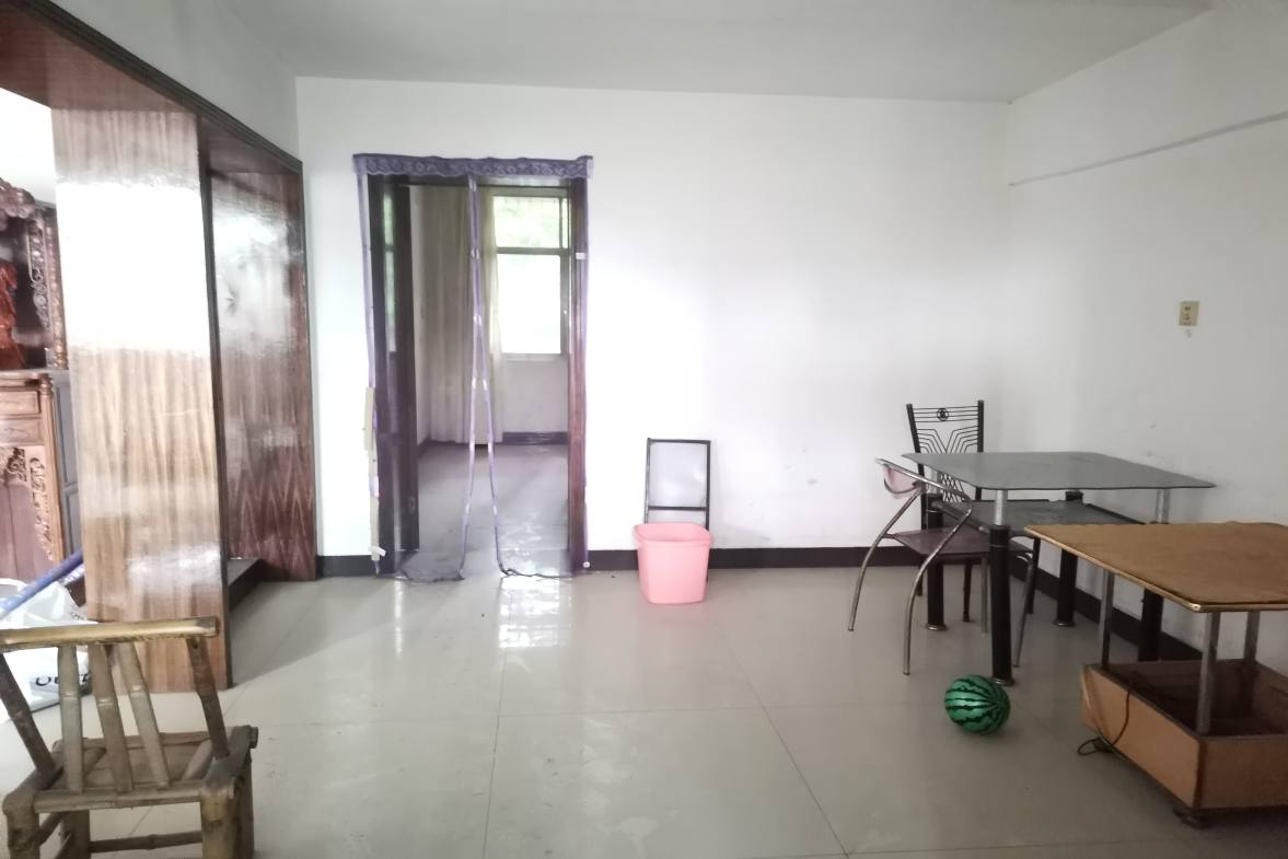 八一安居小区  3室2厅1卫    55.0万 八一安居小区  3室2厅1卫    55.0万客厅