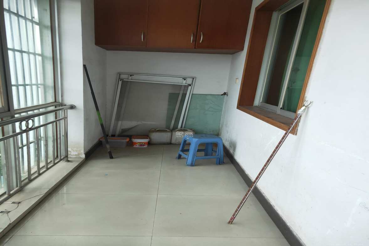 中南汽车世界  3室2厅1卫    1300.0元/月室内图