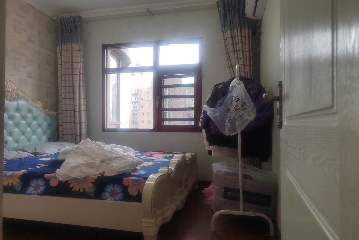 百弘帝景  3室2厅2卫    83.9万客厅