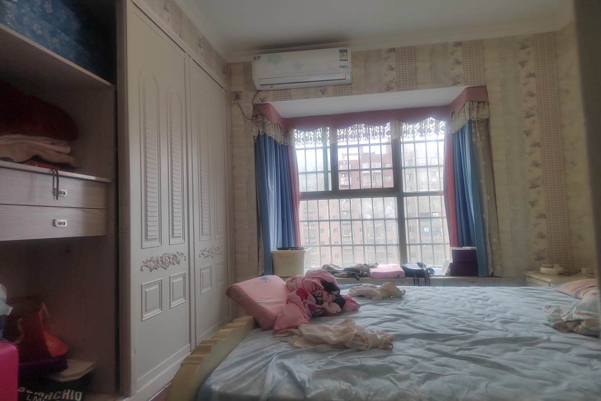 百弘帝景  3室2厅2卫    83.9万客厅