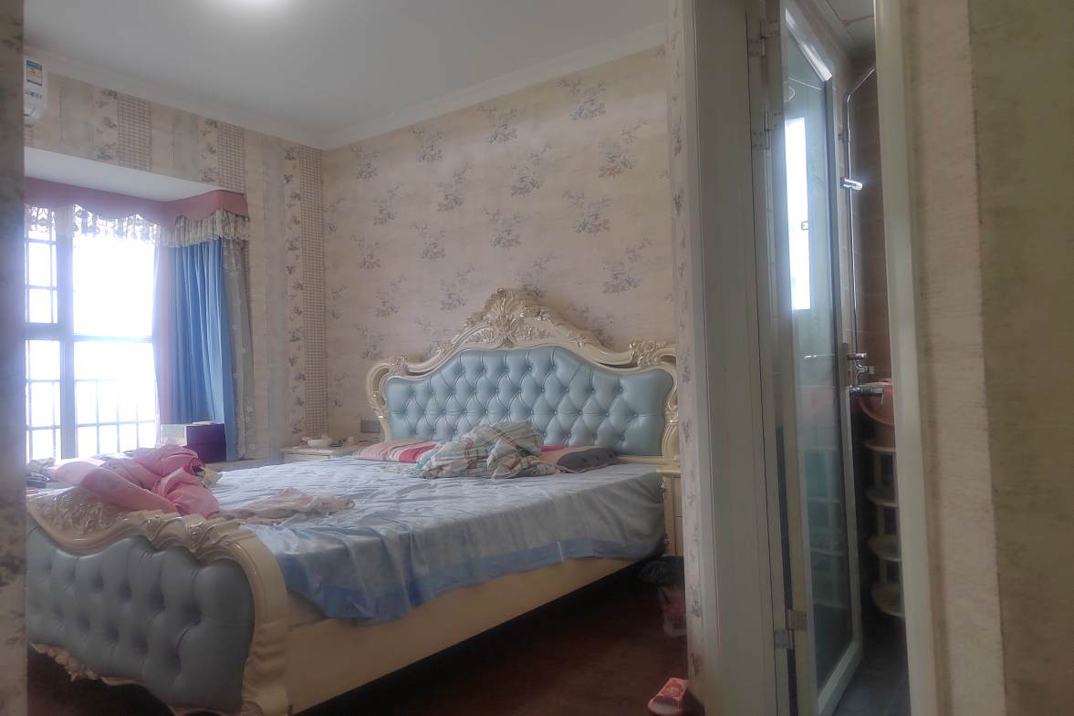 百弘帝景  3室2厅2卫    83.9万客厅