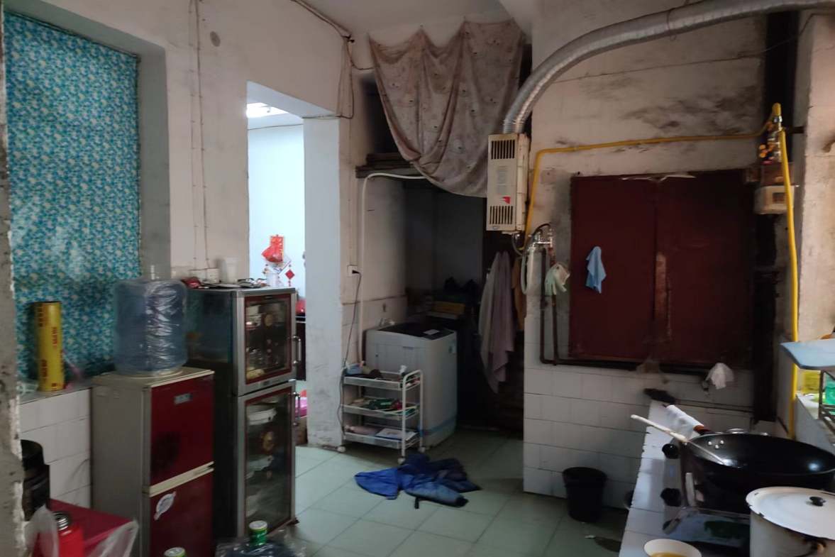 中级人民法院  3室1厅1卫    800.0元/月室内图