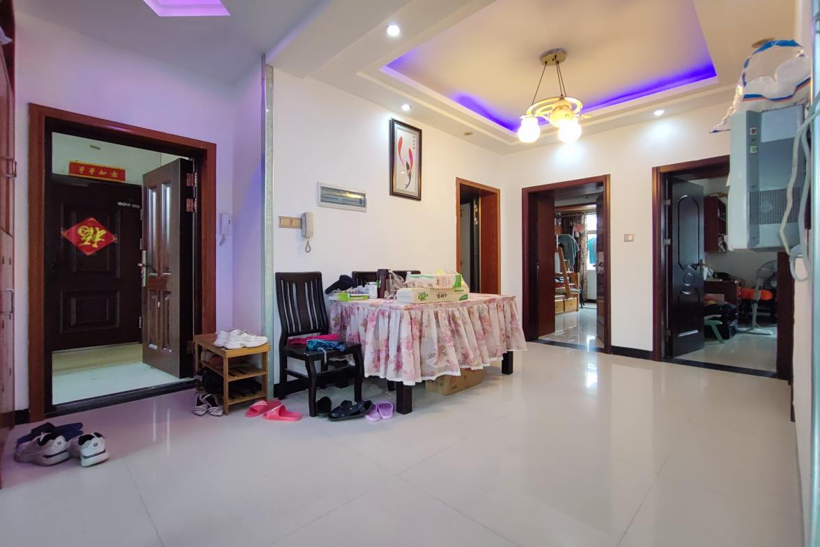 早元大市场  3室2厅2卫    55.0万客厅