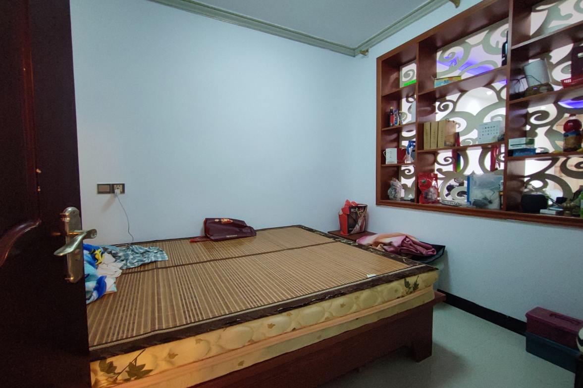 早元大市场  3室2厅2卫    55.0万卧室