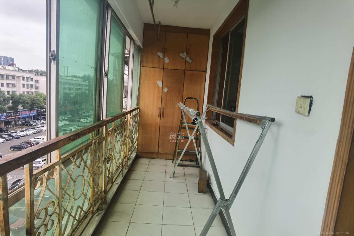 中南汽车世界  3室2厅2卫    1200.0元/月 中南汽车世界  3室2厅2卫    1200.0元/月室内图