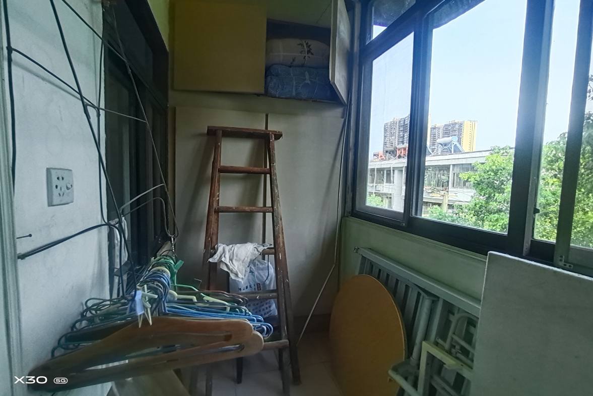 市人大政协机关大院住宅区(老市委) 3室2厅2卫 1800.0元/月 市人大政协机关大院住宅区(老市委) 3室2厅2卫 1800.0元/月室内图