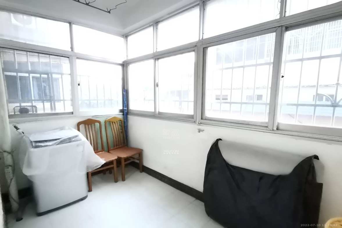 伞建小区(泰山东路旁菜食商场综合楼) 3室2厅1卫 1100.0元/月 伞建小区(泰山东路旁菜食商场综合楼) 3室2厅1卫 1100.0元/月室内图