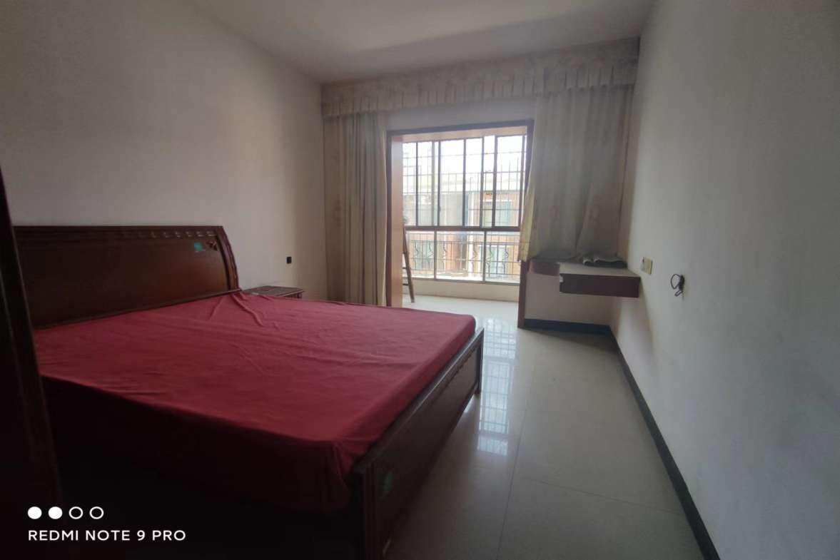 加州阳光小区（吉星阳光）  3室2厅2卫    40.0万客厅