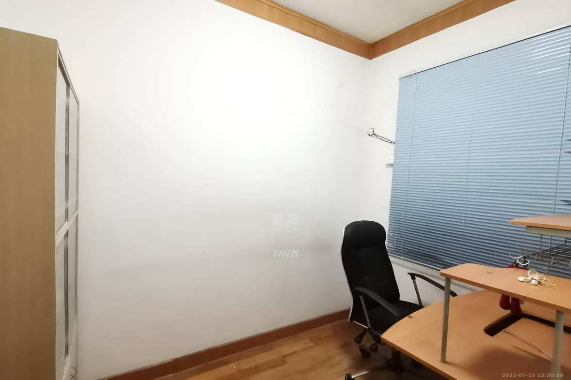 伞建小区(泰山东路旁菜食商场综合楼) 3室2厅1卫 1100.0元/月 伞建小区(泰山东路旁菜食商场综合楼) 3室2厅1卫 1100.0元/月室内图