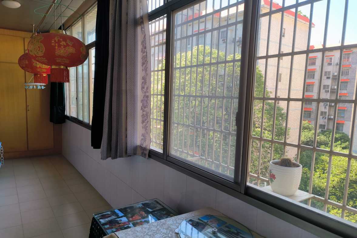 龙泰大楼（龙泰小区）  3室2厅2卫   88.80万客厅
