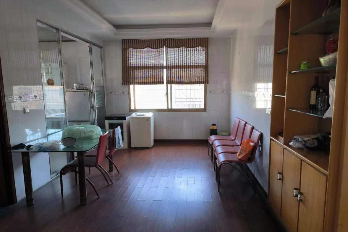 龙泰大楼（龙泰小区）  3室2厅2卫   88.80万客厅