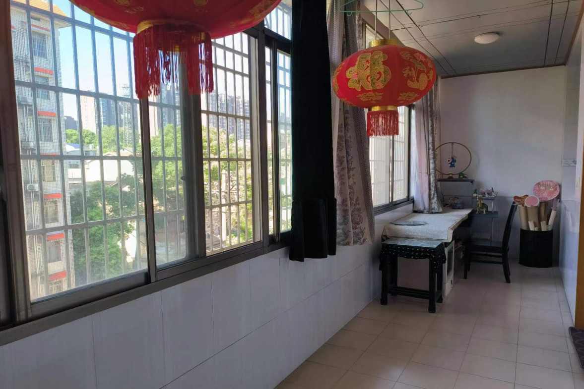 龙泰大楼（龙泰小区）  3室2厅2卫   88.80万客厅