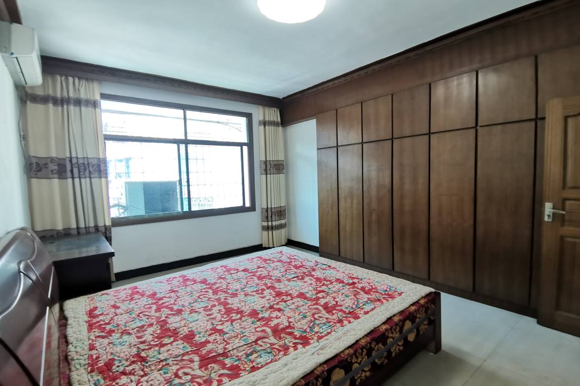 育财农贸市场（民营市场）  3室2厅2卫    37.8万客厅