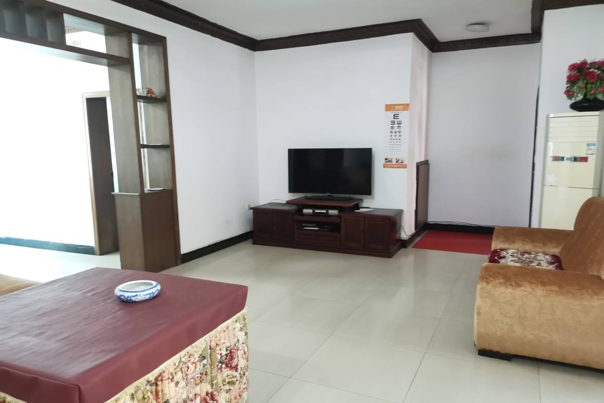 育财农贸市场（民营市场）  3室2厅2卫    37.8万客厅