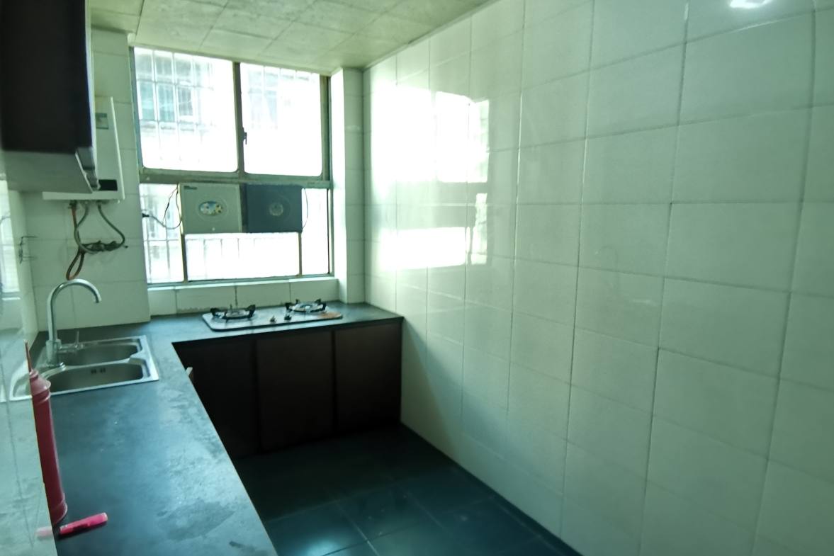 育财农贸市场（民营市场）  3室2厅2卫    37.8万客厅