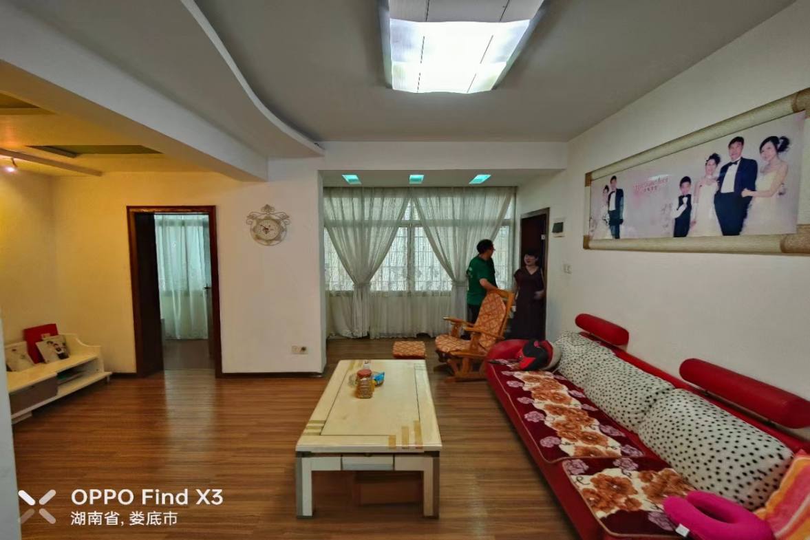 娄星区散盘  4室2厅2卫    39.8万客厅