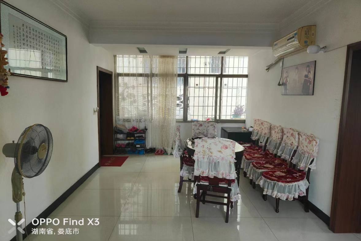 娄星区散盘  4室2厅2卫    39.8万客厅