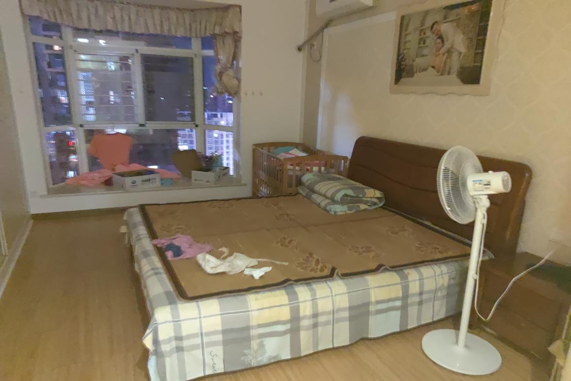 建设鑫苑  4室2厅2卫    139.8万客厅