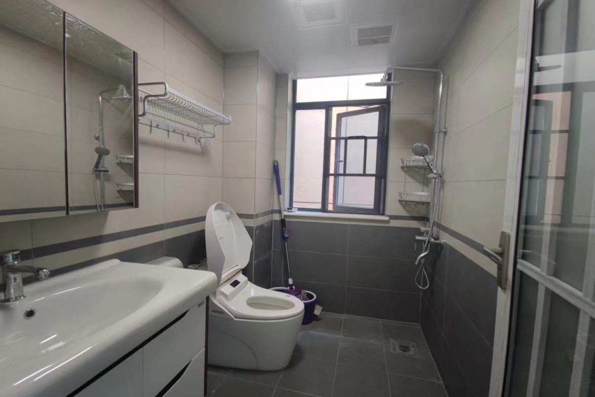 百弘学府城  3室2厅2卫    2000.0元/月室内图1