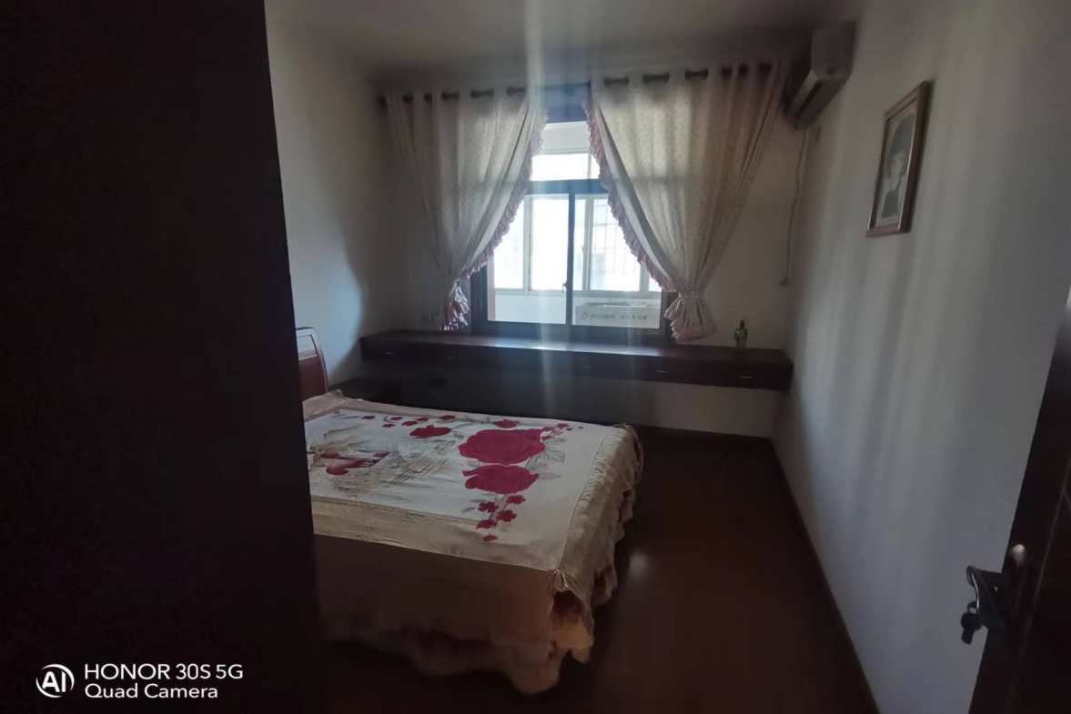 广电中心家属楼  4室2厅2卫    81.8万室内图