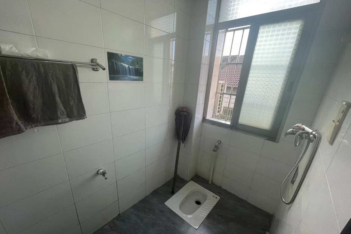 明月小区  3室2厅2卫   1400.00元/月室内图