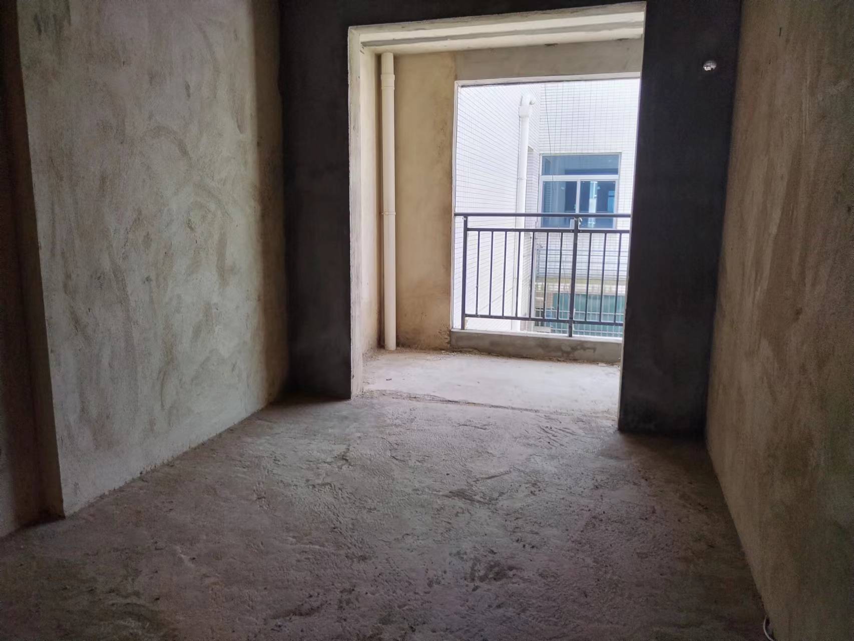 华南城市广场  3室2厅2卫    68.0万