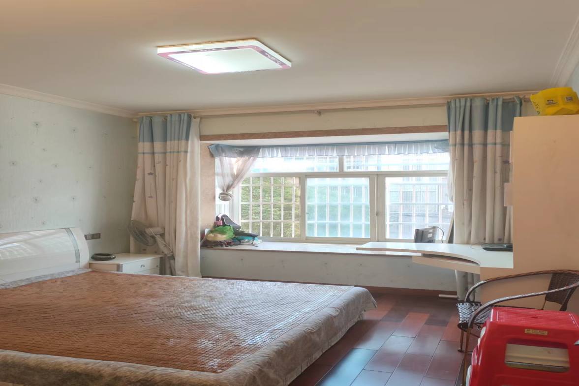 娄星区交通局  4室2厅2卫    84.8万客厅