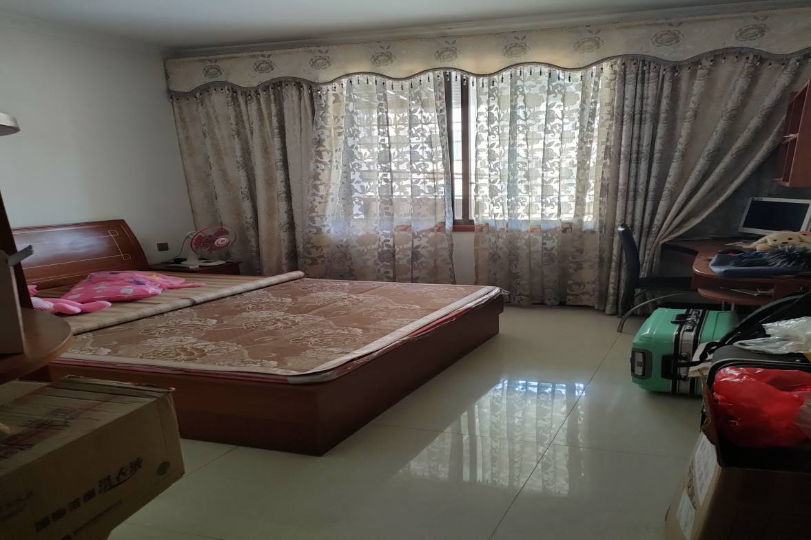 五江建材城  4室2厅2卫    65.0万客厅