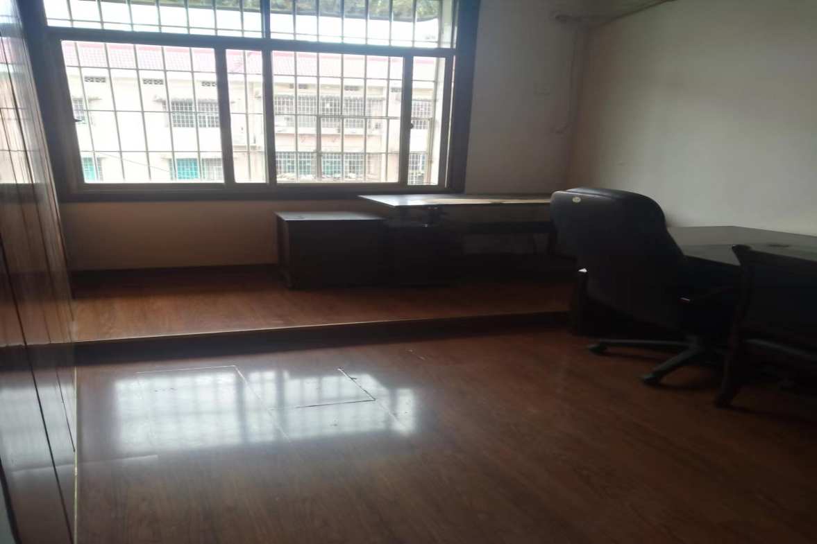 市人大政协机关大院住宅区(老市委) 3室2厅2卫 99.8万 市人大政协机关大院住宅区(老市委) 3室2厅2卫 99.8万室内图